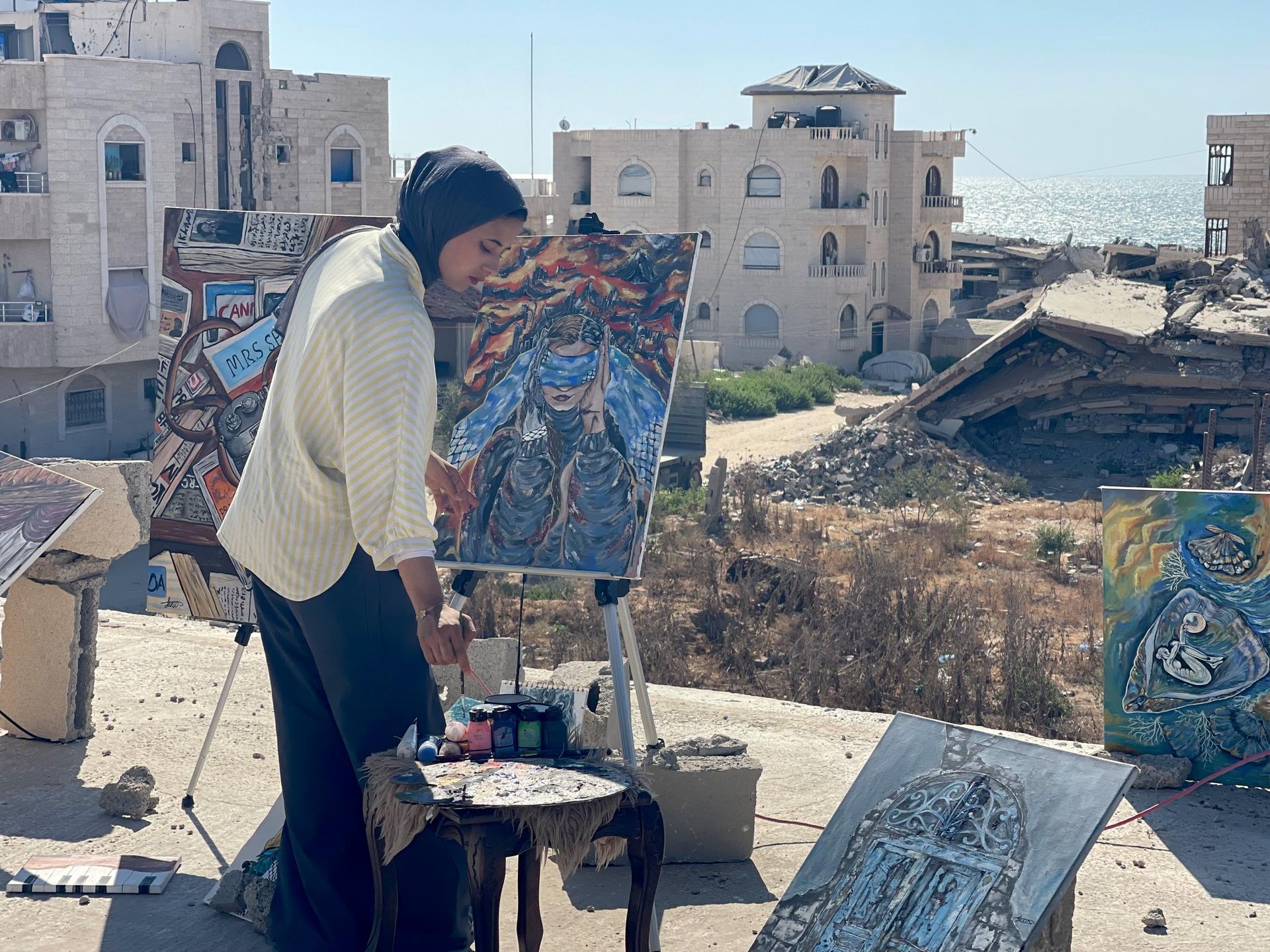 جنى ترسم لوحات الصمود والأمل على سطح منزلها المدمر في غزة جنى ترسم لوحات الصمود والأمل على سطح منزلها المدمر في غزة - سبوتنيك عربي, 1920, 29.07.2026