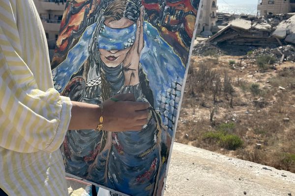 جنى ترسم لوحات الصمود والأمل على سطح منزلها المدمر في غزة جنى ترسم لوحات الصمود والأمل على سطح منزلها المدمر في غزة - سبوتنيك عربي