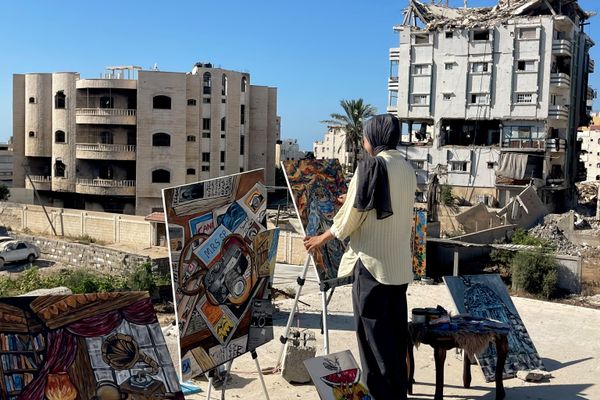 جنى ترسم لوحات الصمود والأمل على سطح منزلها المدمر في غزة جنى ترسم لوحات الصمود والأمل على سطح منزلها المدمر في غزة - سبوتنيك عربي