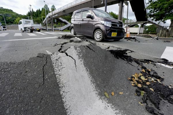 تمر مركبات على طريق متضرر بعد الزلزال، في بلدة هيكاوا، محافظة كوماموتو، اليابان، 29 يوليو/تموز 2026.  - سبوتنيك عربي