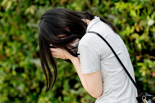 امرأة تبكي بالقرب من مركز تسوق "إيون مول" المتضرر، حيث وقع انفجارٌ إثر زلزال بلغت قوته 7.1 درجة ضرب محافظة كوماموتو جنوب اليابان، في بلدة كاشيما، محافظة كوماموتو، اليابان، 29 يوليو/تموز 2026. - سبوتنيك عربي