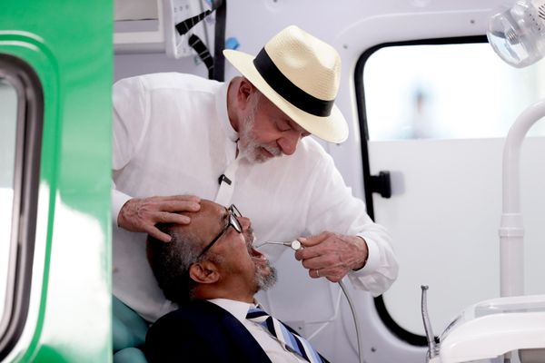الرئيس البرازيلي لويس إيناسيو لولا دا سيلفا، يتظاهر بفحص المدير العام لمنظمة الصحة العالمية تيدروس أدهانوم غيبريسوس، باستخدام أدوات طب الأسنان، خلال زيارة لمستشفى أنداراي في ريو دي جانيرو، البرازيل، الثلاثاء 28 يوليو 2026 - سبوتنيك عربي