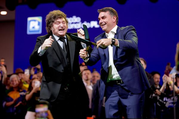 السيناتور البرازيلي فلافيو بولسونارو (على اليمين)، وهو يحمل مقصًا ضخمًا، برفقة الرئيس الأرجنتيني خافيير ميلي، خلال مؤتمر الحزب الليبرالي، الذي تم فيه تأكيد ترشيح بولسونارو كمرشح الحزب للرئاسة، في ساو باولو، يوم السبت 25 يوليو 2026 - سبوتنيك عربي