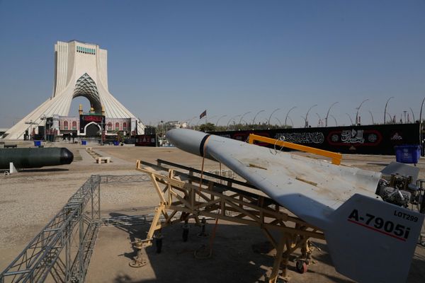 عرضت القوات المسلحة الإيرانية طائرة مسيرة في معرض مؤقت أمام النصب التذكاري "آزادي" (الحرية) في طهران، إيران، الأربعاء 29 يوليو 2026 - سبوتنيك عربي