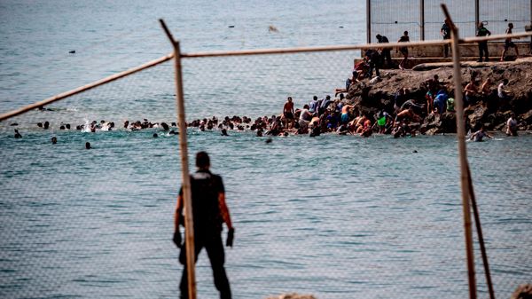 مهاجرون يعبرون من المغرب إلى جيب سبتة الإسباني، الخميس 30 يوليو 2026. - سبوتنيك عربي