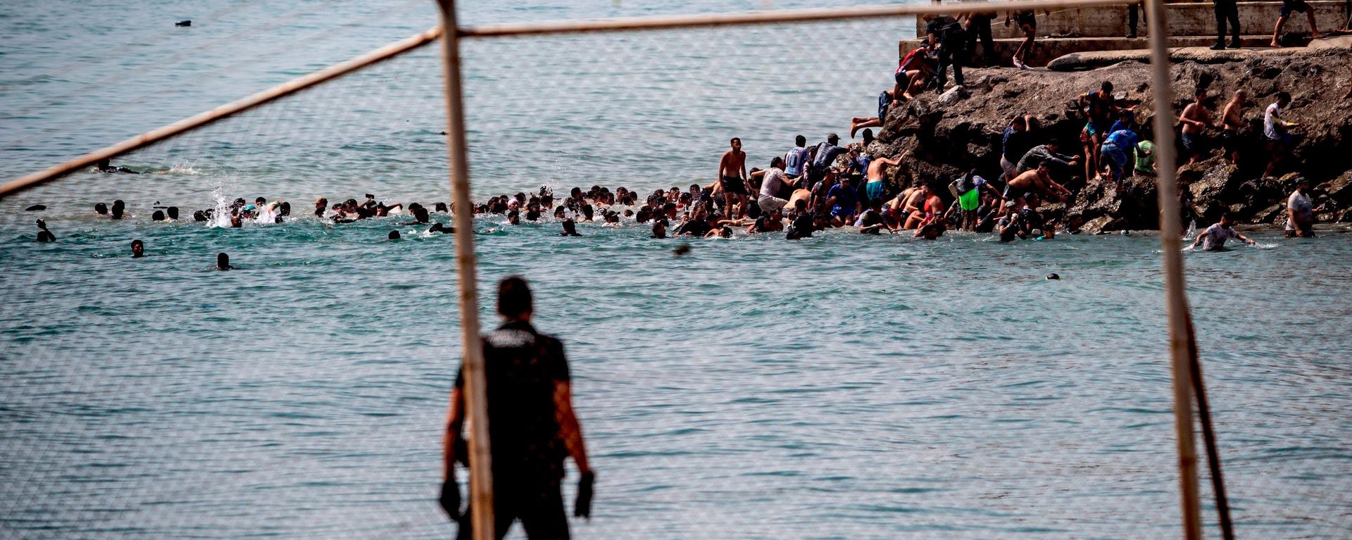 مهاجرون يعبرون من المغرب إلى جيب سبتة الإسباني، الخميس 30 يوليو 2026. - سبوتنيك عربي, 1920, 31.07.2026