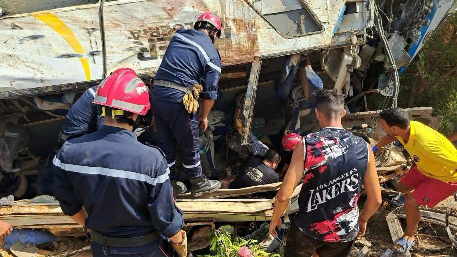 الجزائر تعلن الحداد 3 أيام بعد مصرع 25 شخصا في حادث مروع.. صور وفيديو
 - سبوتنيك عربي, 1920, 31.07.2026