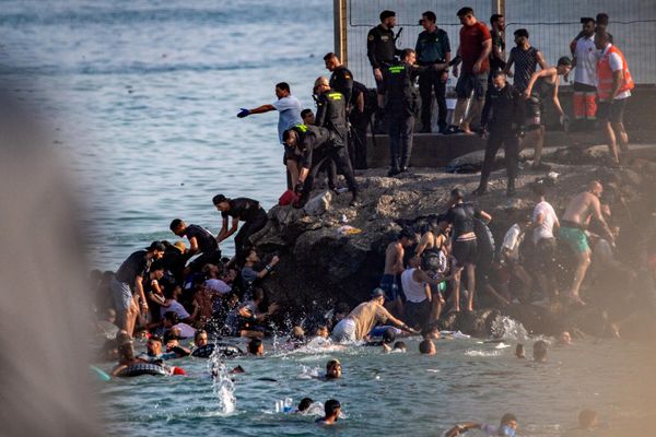 مهاجرون يحاولون عبور الحدود من المغرب إلى جيب سبتة الإسباني، الخميس 30 يوليو/تموز 2026. (صورة من وكالة أسوشييتد برس/أنطونيو سيمبيري). - سبوتنيك عربي
