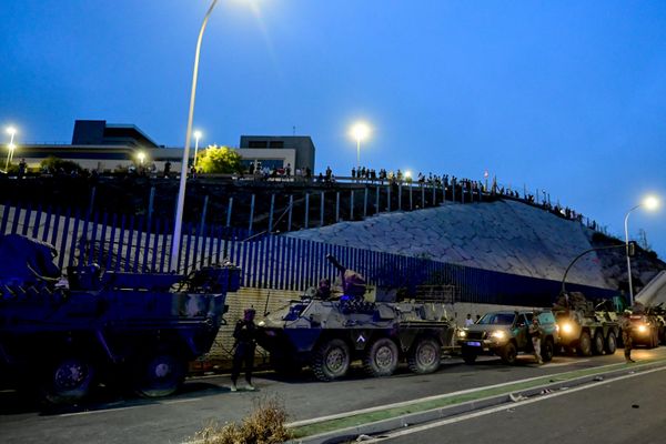 جنود إسبان يقفون حراساً على الحدود بين جيب سبتة الإسباني والمغرب، بعد عبور آلاف المهاجرين إلى سبتة بحراً، كما يُرى من سبتة، إسبانيا، 30 يوليو/تموز 2026. (رويترز/فابيان بيمر). - سبوتنيك عربي