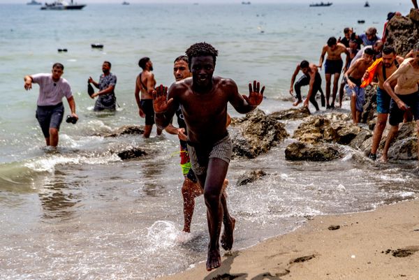 مهاجرون يعبرون من المغرب إلى جيب سبتة الإسباني، الخميس 30 يوليو/تموز 2026. (صورة من وكالة أسوشيتد برس/أنطونيو سيمبيري). - سبوتنيك عربي