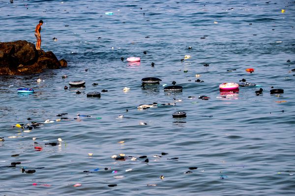 أمتعة تركها المهاجرون تطفو في البحر بعد عبورهم من المغرب إلى جيب سبتة الإسباني، الخميس 30 يوليو/تموز 2026. (صورة من وكالة أسوشيتد برس/أنطونيو سيمبيري). - سبوتنيك عربي