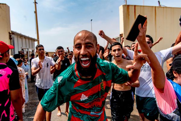 مهاجرون يعبرون من المغرب إلى جيب سبتة الإسباني، الخميس 30 يوليو/تموز 2026. (صورة من وكالة أسوشيتد برس/أنطونيو سيمبيري). - سبوتنيك عربي