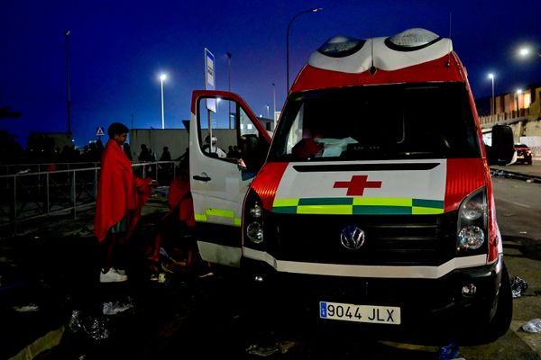 مهاجرون من المغرب يقفون بجوار سيارة إسعاف بعد وصولهم إلى إسبانيا على الحدود بين جيب سبتة الإسباني والمغرب، في إسبانيا، 30 يوليو/تموز 2026. رويترز/فابيان بيمر. - سبوتنيك عربي