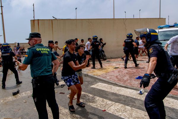 يستجيب ضباط الشرطة الإسبانية لعبور المهاجرين من المغرب إلى جيب سبتة الإسباني، الخميس 30 يوليو 2026. (صورة من وكالة أسوشيتد برس/أنطونيو سيمبيري) - سبوتنيك عربي