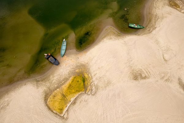 صورة تظهر مناطق من نهر "الدانوب"، التي عادة ما تكون مغمورة بالمياه، وسط انخفاض استثنائي في مستويات المياه، في راسوفا، رومانيا. - سبوتنيك عربي