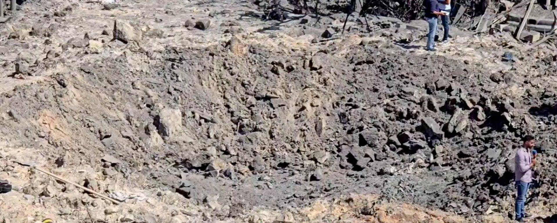 دمار وحفرة كبيرة... سبوتنيك ترصد آثار الغارة الإسرائيلية على صور جنوبي لبنان - سبوتنيك عربي, 1920, 06.08.2026