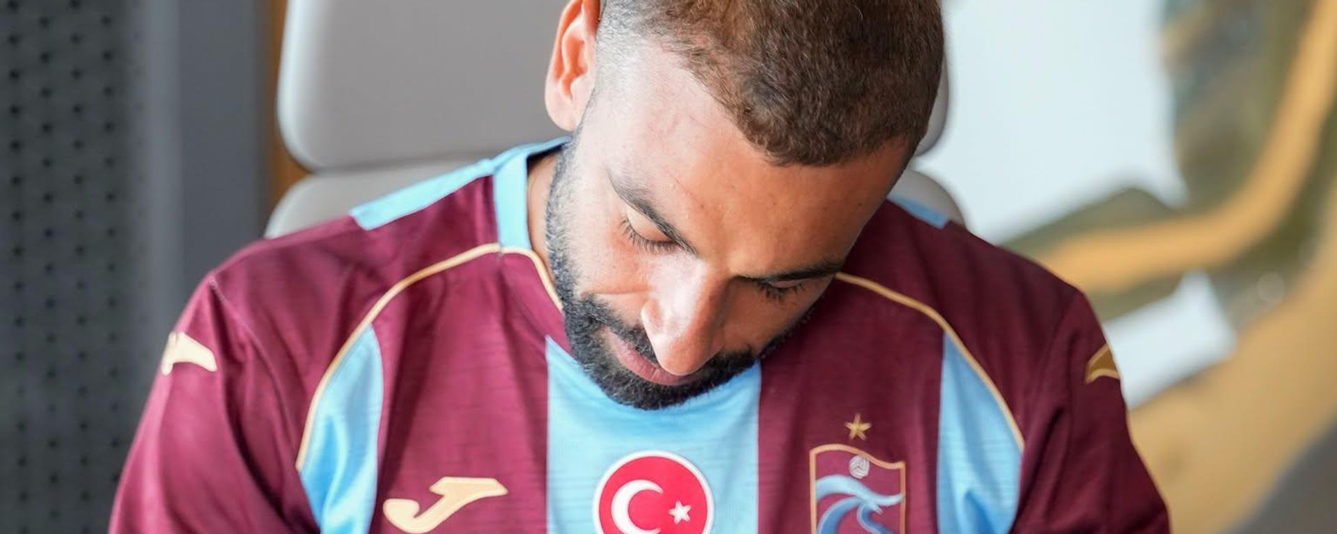 اللاعب المصري محمد صلاح يوقع عقدا رسميا مع نادي طرابزون سبور التركي اللاعب المصري محمد صلاح يوقع عقدا رسميا مع نادي طرابزون سبور التركي - سبوتنيك عربي, 1920, 06.08.2026