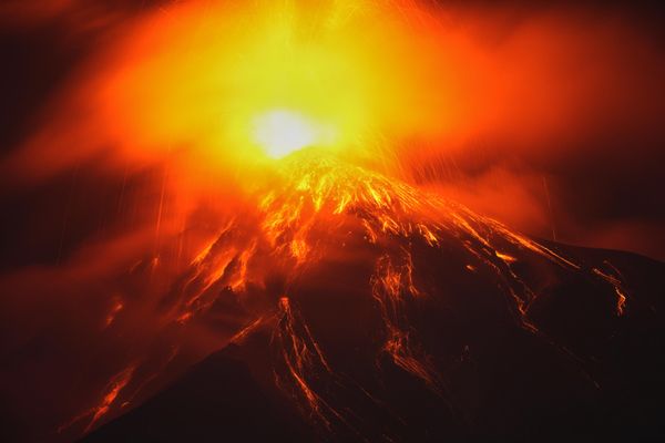 تتدفق الحمم البركانية من فوهة بركان فويغو، كما شوهدت من سان خوان ألوتينانغو في مدينة غواتيمالا في أمريكا الوسطى.  - سبوتنيك عربي