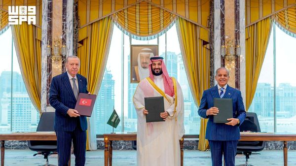 الرئيس التركي رجب طيب أردوغان، وولي العهد السعودي الأمير محمد بن سلمان، ورئيس الوزراء الباكستاني شهباز شريف يقفون بعد توقيع اتفاقية دفاعية مشتركة في مكة المكرمة، المملكة العربية السعودية، 7 أغسطس/ آب 2026 - سبوتنيك عربي