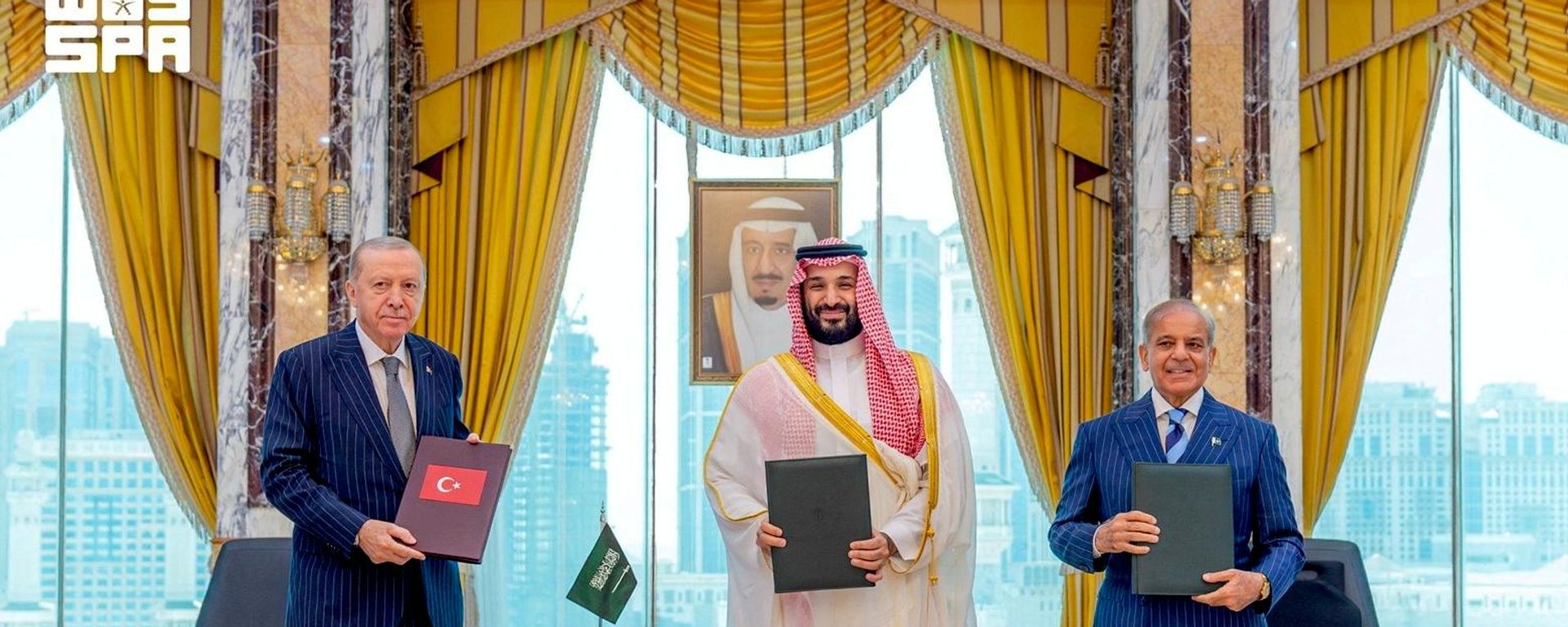 الرئيس التركي رجب طيب أردوغان، وولي العهد السعودي الأمير محمد بن سلمان، ورئيس الوزراء الباكستاني شهباز شريف يقفون بعد توقيع اتفاقية دفاعية مشتركة في مكة المكرمة، المملكة العربية السعودية، 7 أغسطس/ آب 2026 - سبوتنيك عربي, 1920, 07.08.2026