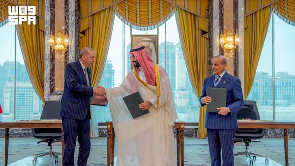الرئيس التركي رجب طيب أردوغان يصافح ولي العهد السعودي الأمير محمد بن سلمان، إلى جانب رئيس الوزراء الباكستاني شهباز شريف، بعد توقيع اتفاقية دفاعية مشتركة في مكة المكرمة، المملكة العربية السعودية، 7 أغسطس/ آب 2026 - سبوتنيك عربي