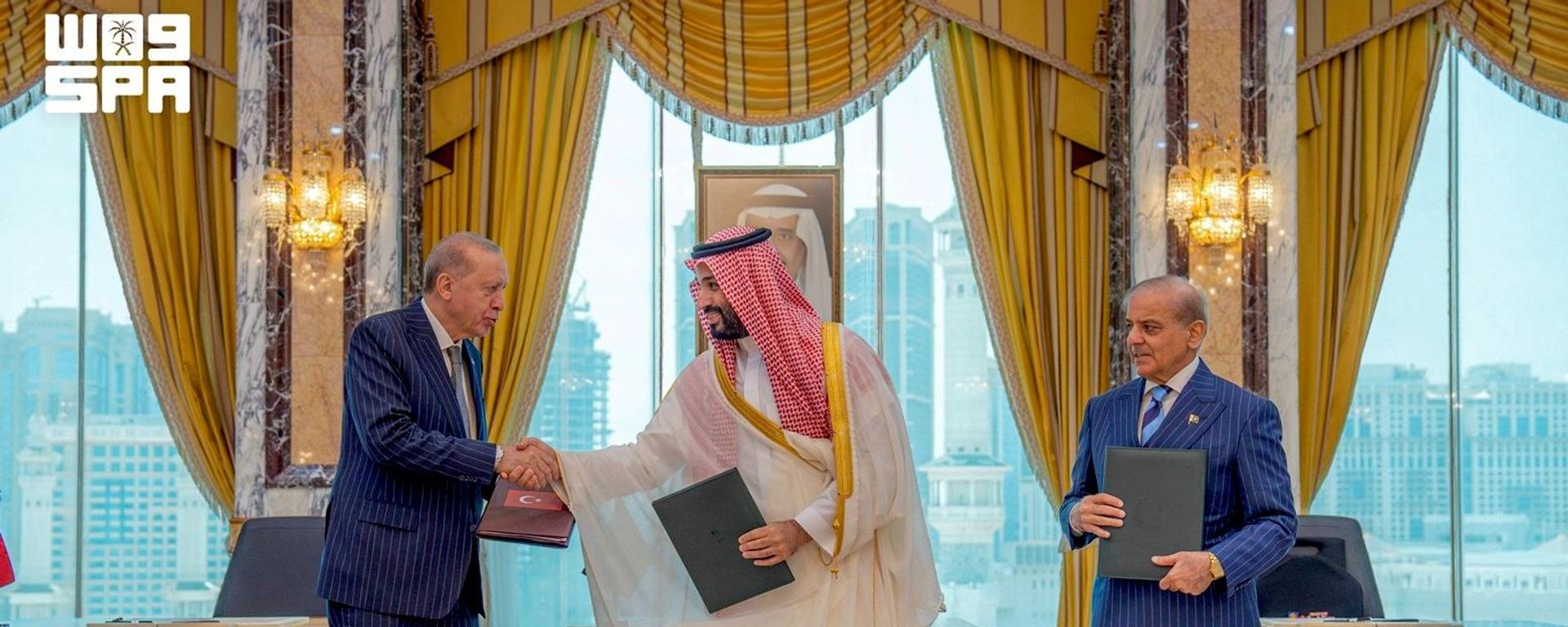 الرئيس التركي رجب طيب أردوغان يصافح ولي العهد السعودي الأمير محمد بن سلمان، إلى جانب رئيس الوزراء الباكستاني شهباز شريف، بعد توقيع اتفاقية دفاعية مشتركة في مكة المكرمة، المملكة العربية السعودية، 7 أغسطس/ آب 2026 - سبوتنيك عربي, 1920, 07.08.2026