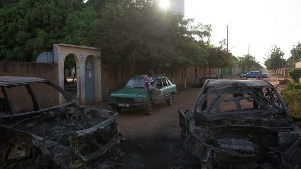 A taxi driver sits in front of the ransacked home of a member of parliament belonging to the ex-president Blaise Compaore's political party in Ouagadougou, capital of Burkina Faso, November 3, 2014 - سبوتنيك عربي