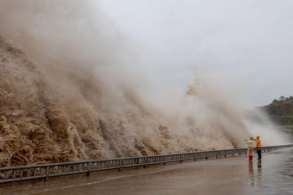 ناس يقفون بجوار أمواج عاتية تتلاطم على واجهة بحرية مع اقتراب إعصار دولفين، في مقاطعة سانمن، تايتشو، مقاطعة تشجيانغ، الصين، ٨ أغسطس/آب ٢٠٢٦. رويترز. - سبوتنيك عربي