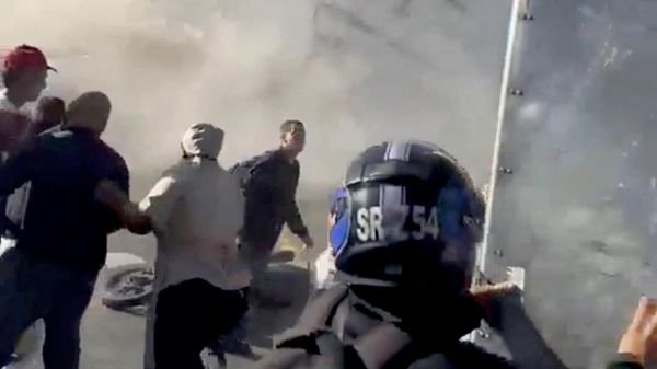 Люди наблюдают за обрушением здания во время землетрясения в Перейре, Колумбия - سبوتنيك عربي