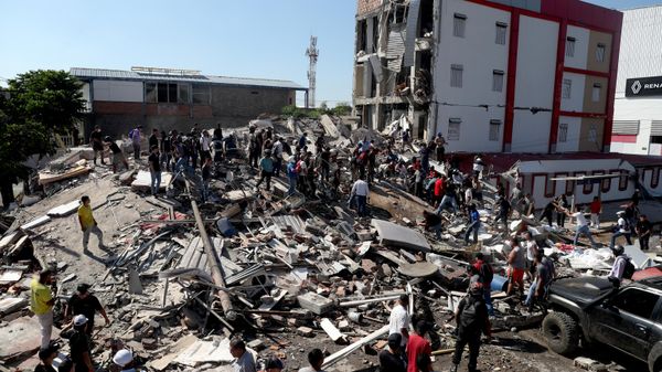 يقوم السكان وعمال الإنقاذ بالبحث بين أنقاض مبنى منهار بعد أن ضرب زلزال مدينة كالي في كولومبيا، يوم الاثنين 10 أغسطس/آب 2026. - سبوتنيك عربي