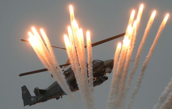 مروحية هجومية روسية من طراز "كا-52" (التمساح)، في موقع اختبار "تشاودا" التابع للقوات الجوية الروسية بالقرب من فيودوسيا - سبوتنيك عربي