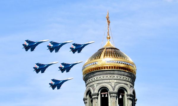 فريق "الفرسان الروس" للاستعراضات الجوية، على متن طائرات "Su-30SM"، خلال عرض في الذكرى العاشرة بعد المئة للقوات الجوية الروسية، في مجمع "باتريوت" العسكري الوطني للثقافة والترفيه التابع للقوات المسلحة الروسية في أودينتسوفو بضواحي العاصمة الروسية موسكو - سبوتنيك عربي