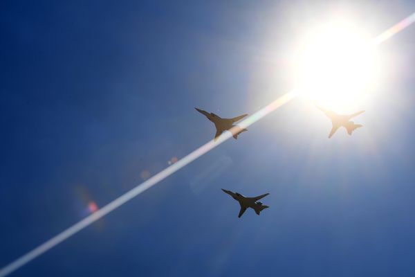 قاذفات "Tu-22M3" بعيدة المدى الأسرع من الصوت والحاملة للصواريخ، خلال العرض الجوي في مهرجان Forsage" "2017 للطيران، المخصص للذكرى 105 لتأسيس القوات الجوية الروسية - سبوتنيك عربي