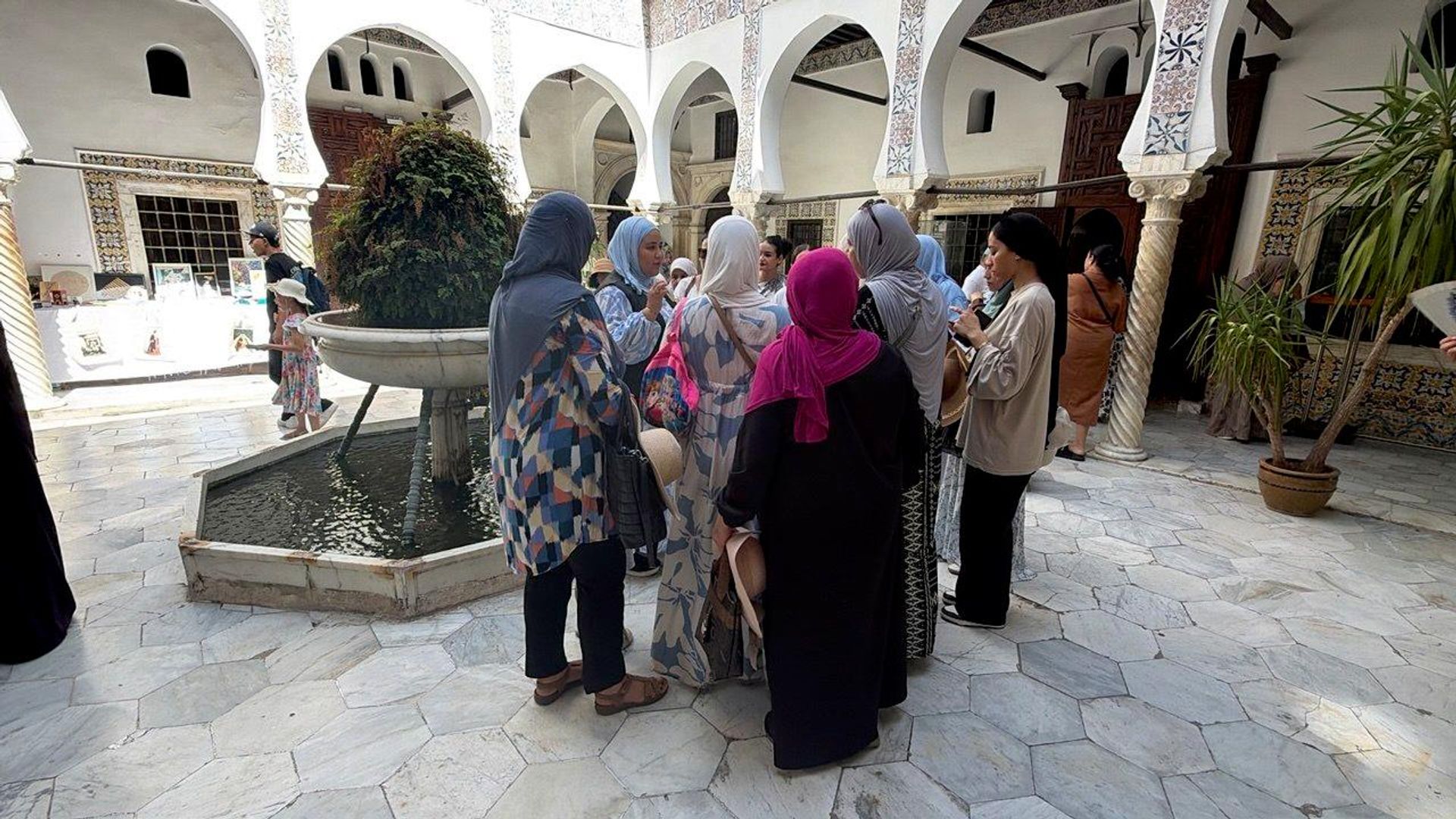 نساء في دروب القصبة.. مرشدة سياحية تصنع للجزائريات موعدًا مع ذاكرة المدينة
نساء في دروب القصبة.. مرشدة سياحية تصنع للجزائريات موعدًا مع ذاكرة المدينة
- سبوتنيك عربي, 1920, 14.08.2026