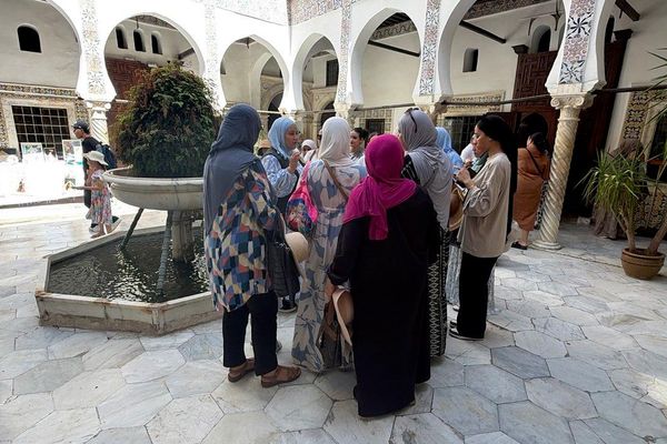 نساء في دروب القصبة.. مرشدة سياحية تصنع للجزائريات موعدًا مع ذاكرة المدينة
نساء في دروب القصبة.. مرشدة سياحية تصنع للجزائريات موعدًا مع ذاكرة المدينة
- سبوتنيك عربي