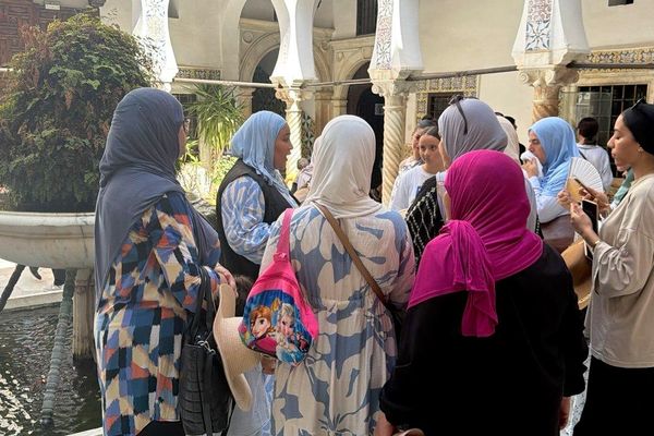نساء في دروب القصبة.. مرشدة سياحية تصنع للجزائريات موعدًا مع ذاكرة المدينة
نساء في دروب القصبة.. مرشدة سياحية تصنع للجزائريات موعدًا مع ذاكرة المدينة
- سبوتنيك عربي