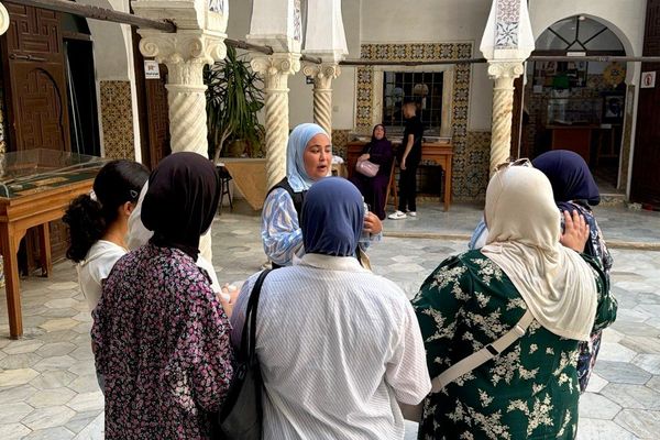 نساء في دروب القصبة.. مرشدة سياحية تصنع للجزائريات موعدًا مع ذاكرة المدينة
نساء في دروب القصبة.. مرشدة سياحية تصنع للجزائريات موعدًا مع ذاكرة المدينة
- سبوتنيك عربي