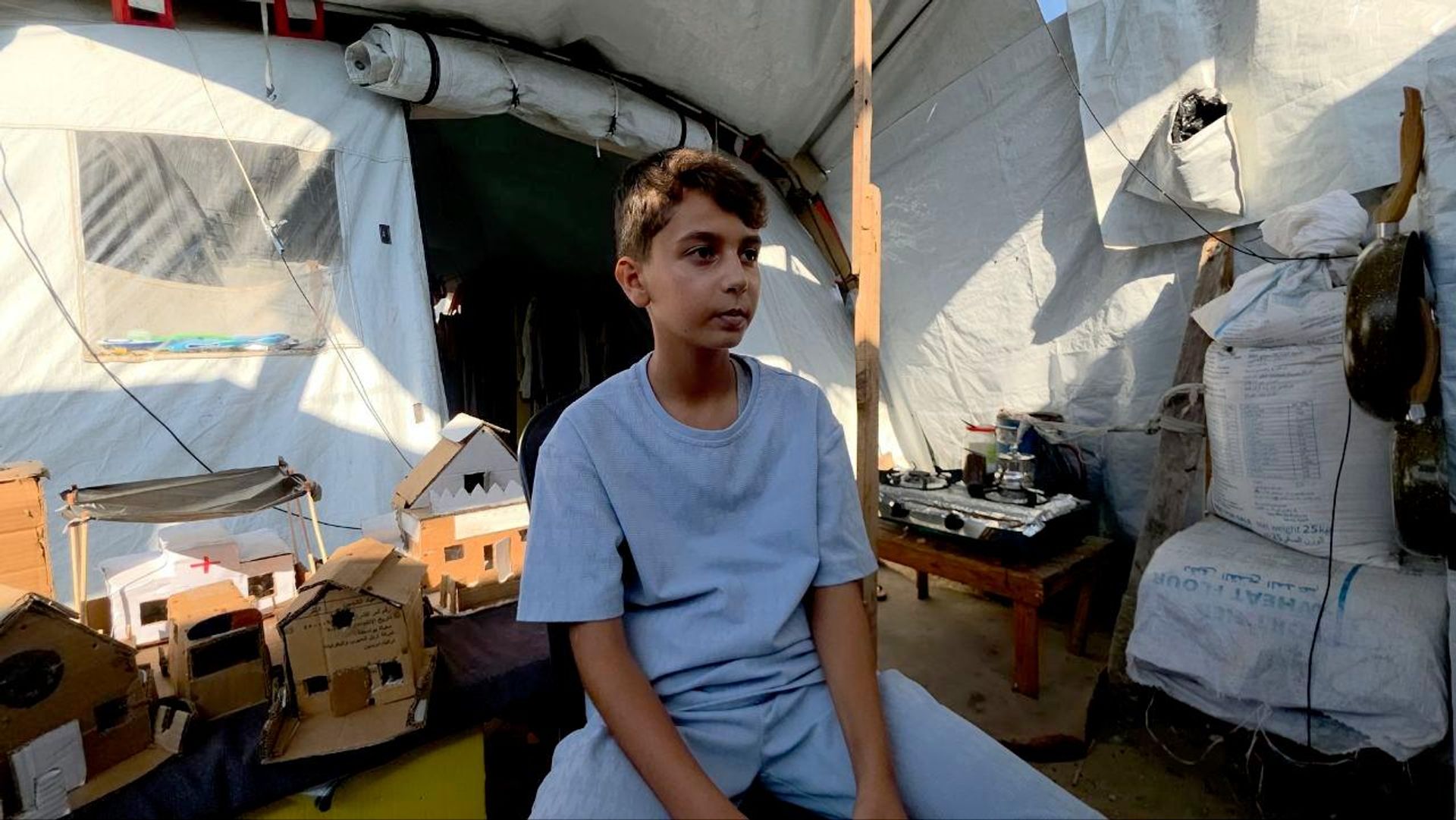 طفل فلسطيني يعيد بناء منازل غزة المدمرة بالكرتون طفل فلسطيني يعيد بناء منازل غزة المدمرة بالكرتون - سبوتنيك عربي, 1920, 14.08.2026