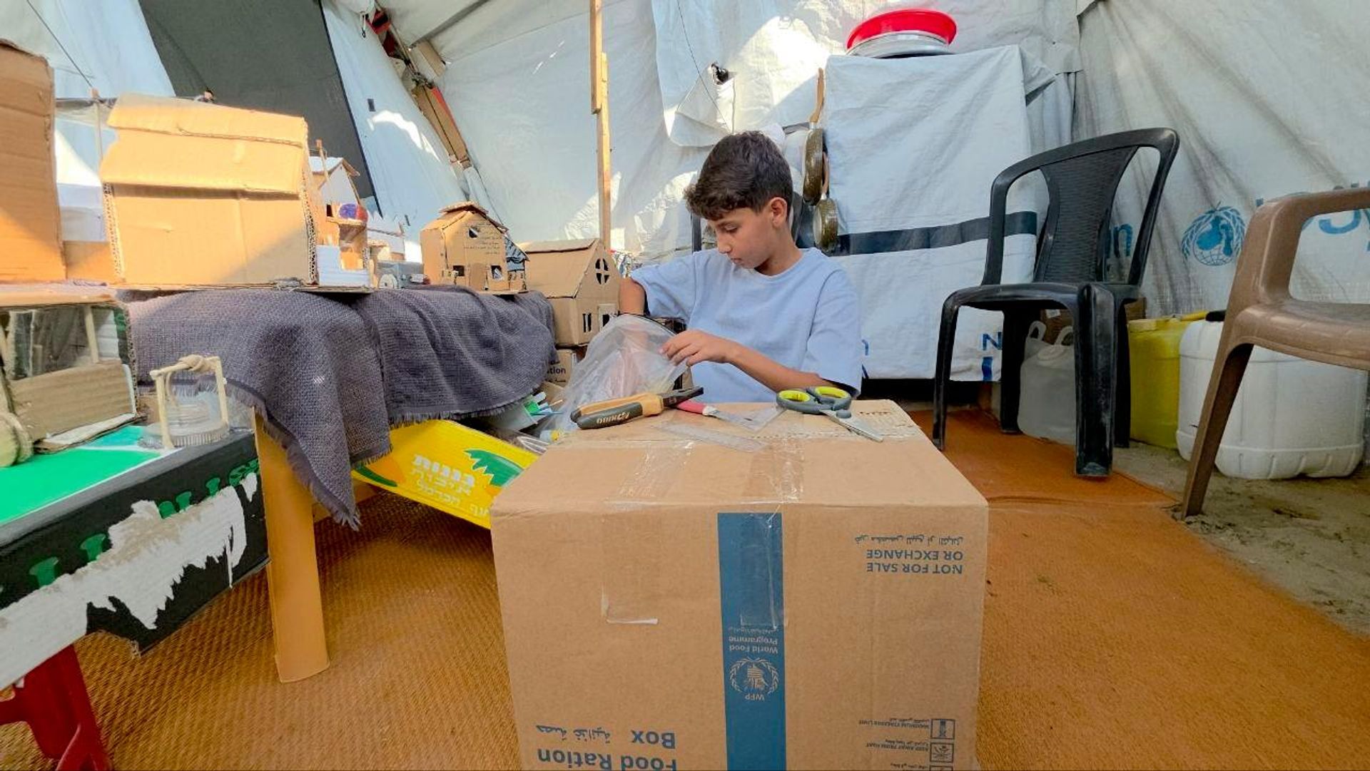 طفل فلسطيني يعيد بناء منازل غزة المدمرة بالكرتون طفل فلسطيني يعيد بناء منازل غزة المدمرة بالكرتون - سبوتنيك عربي, 1920, 14.08.2026