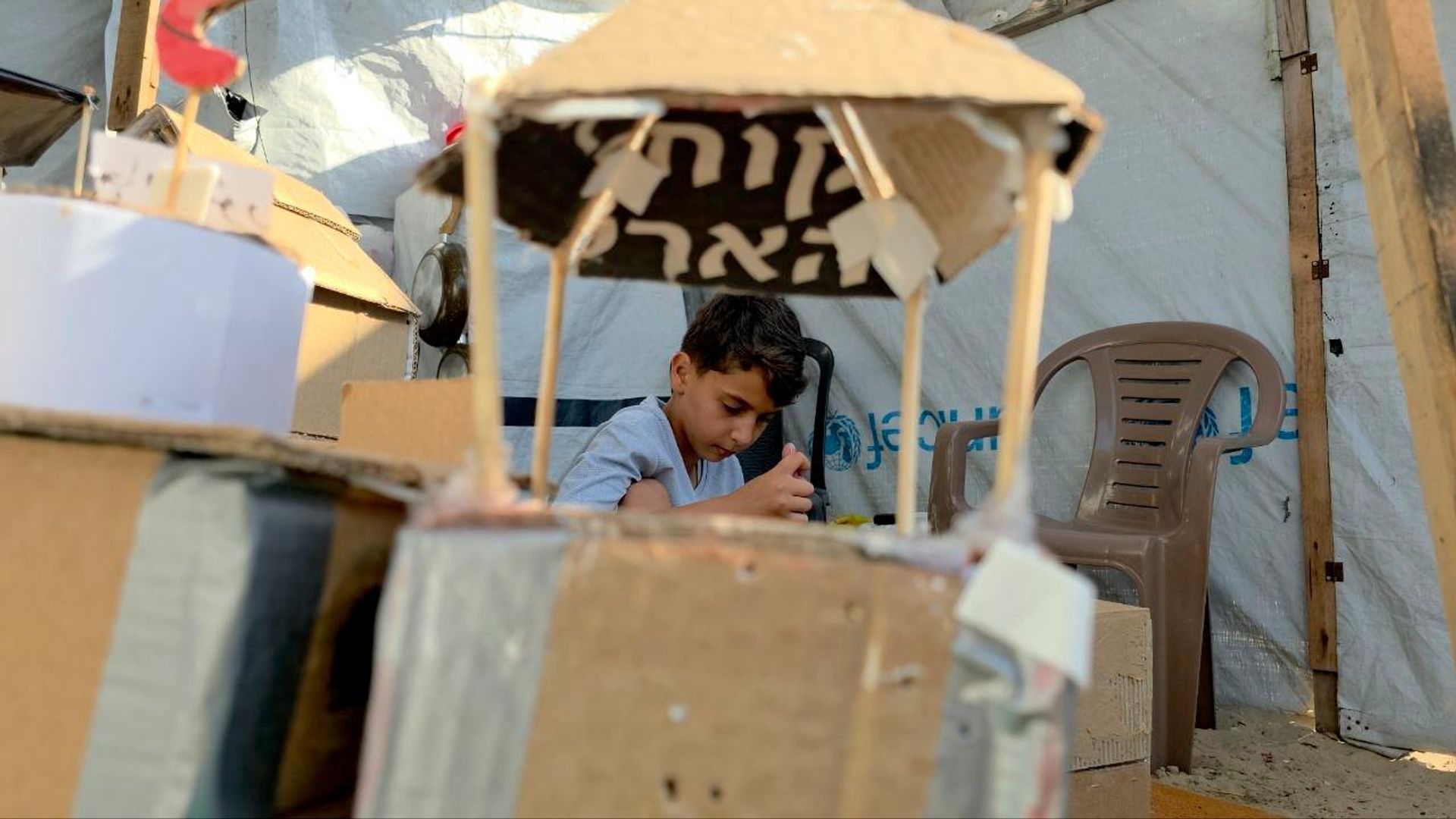 طفل فلسطيني يعيد بناء منازل غزة المدمرة بالكرتون طفل فلسطيني يعيد بناء منازل غزة المدمرة بالكرتون - سبوتنيك عربي, 1920, 15.08.2026