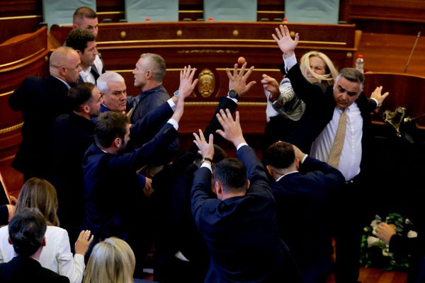 برلمانية كوسوفية تلقي بيضة باتجاه رئيس الوزراء ألبين كورتي، خلال جلسة عامة لانتخاب رئيس جديد للبرلمان في كوسوفو. - سبوتنيك عربي