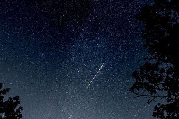 لقطة ساحرة... سماء مرصعة بالنجوم تزينها زخات شهب "البرشاويات" فوق إقليم كراسنودار الروسي. - سبوتنيك عربي
