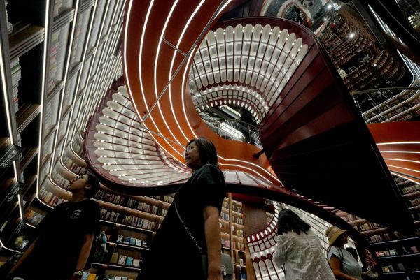 زوار يستكشفون مكتبة حديثة افتُتحت حديثًا داخل مركز تجاري في العاصمة الصينية بكين. - سبوتنيك عربي