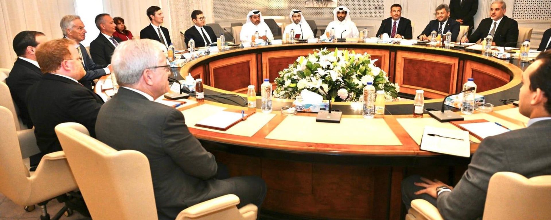 عضو مجلس السلام جاريد كوشنر يبحث مع وسطاء اتفاق وقف إطلاق النار في قطاع غزة، والممثل الأعلى لغزة نيكولاي ميلادينوف إجراءات المرحلة الثانية من خطة ترامب - سبوتنيك عربي, 1920, 16.08.2026