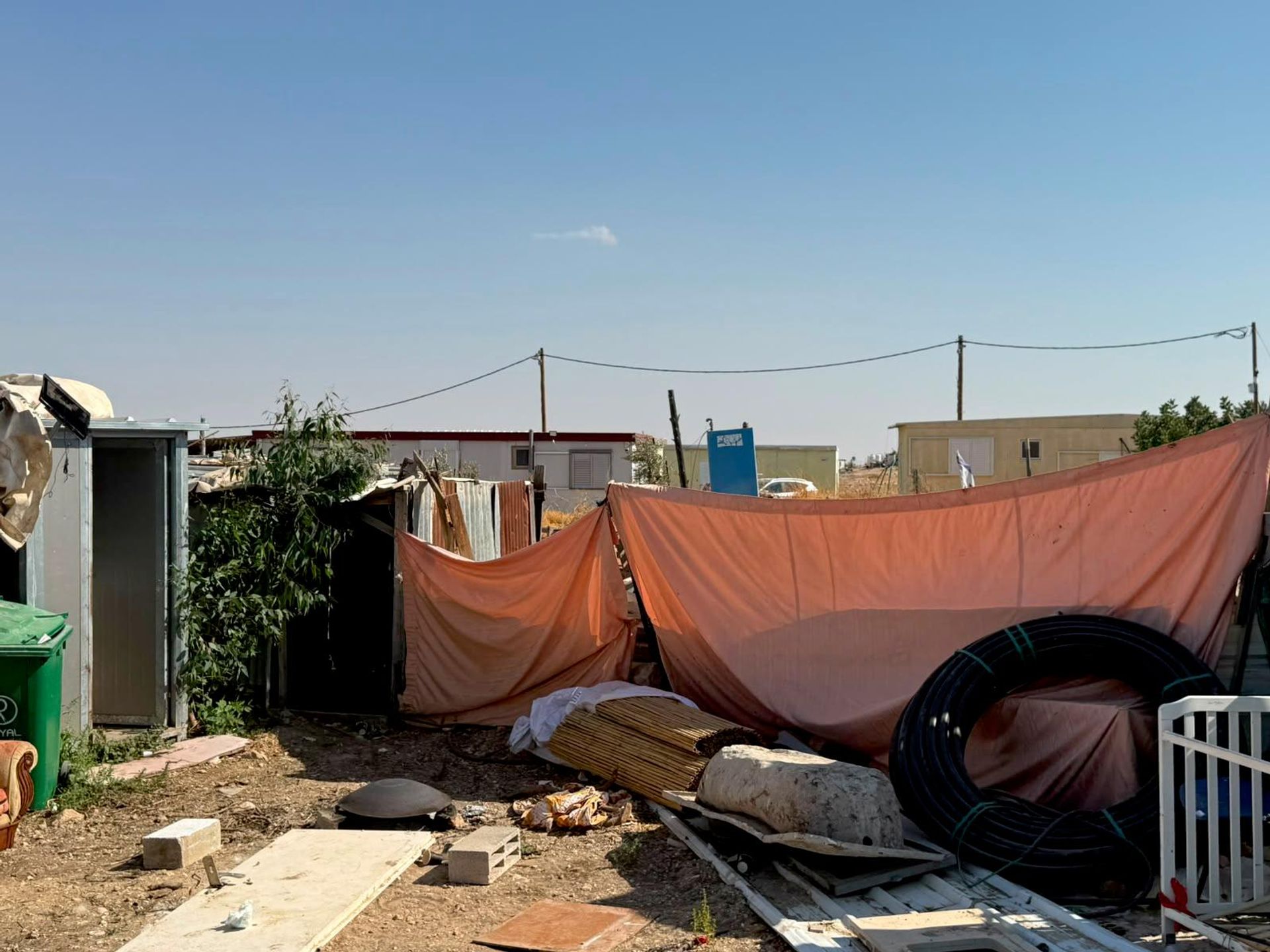 الجيش الإسرائيلي يحاصر منزل عائلة فلسطينية جنوبي الضفة ويحرمها من الوصول إلى أبسط حقوقها  - سبوتنيك عربي, 1920, 17.08.2026