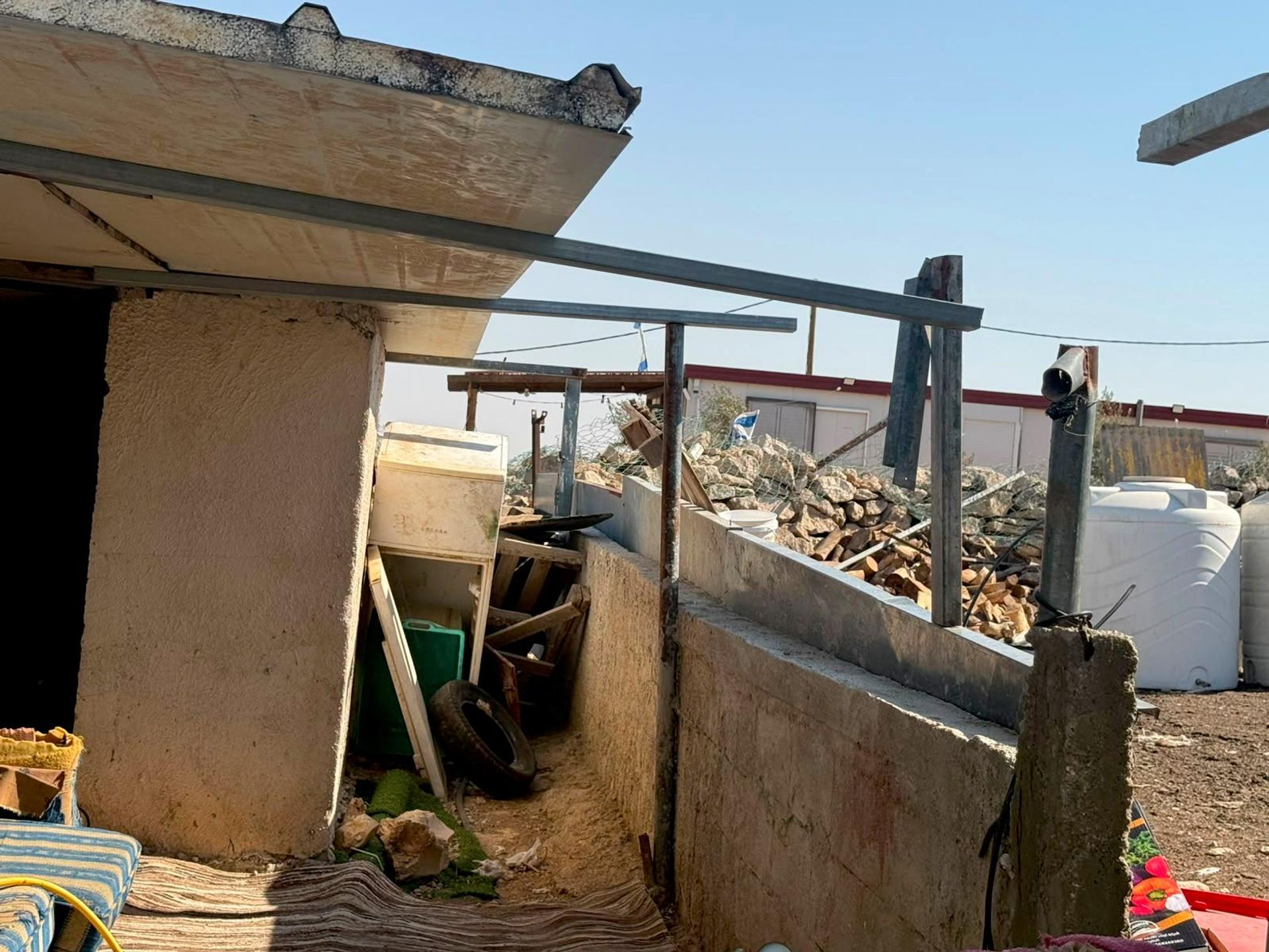 الجيش الإسرائيلي يحاصر منزل عائلة فلسطينية جنوبي الضفة ويحرمها من الوصول إلى أبسط حقوقها  - سبوتنيك عربي, 1920, 17.08.2026