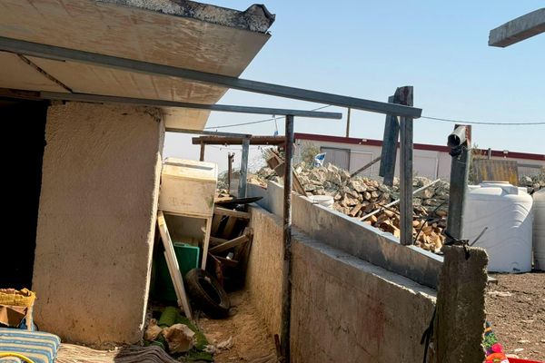 الجيش الإسرائيلي يحاصر منزل عائلة فلسطينية جنوبي الضفة ويحرمها من الوصول إلى أبسط حقوقها  - سبوتنيك عربي