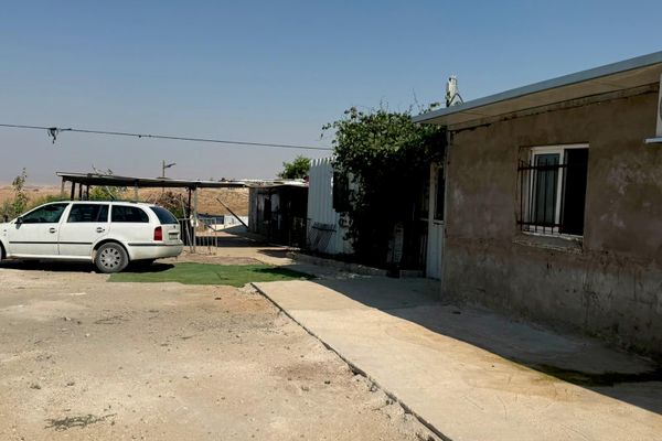 الجيش الإسرائيلي يحاصر منزل عائلة فلسطينية جنوبي الضفة ويحرمها من الوصول إلى أبسط حقوقها  - سبوتنيك عربي