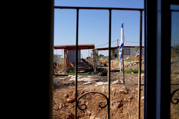 الجيش الإسرائيلي يحاصر منزل عائلة فلسطينية جنوبي الضفة ويحرمها من الوصول إلى أبسط حقوقها  - سبوتنيك عربي