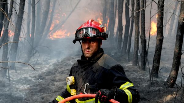 Пожарный тушит пожар недалеко от Благона во время лесных пожаров на юго-западе Франции - سبوتنيك عربي